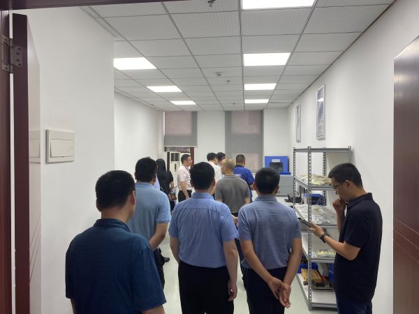 何区长-车间参观.jpg 何区长-车间参观.jpg